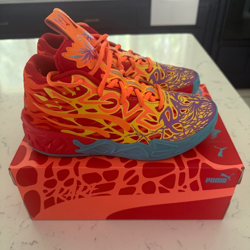 Boys Carmelo Anthony tennis shoes